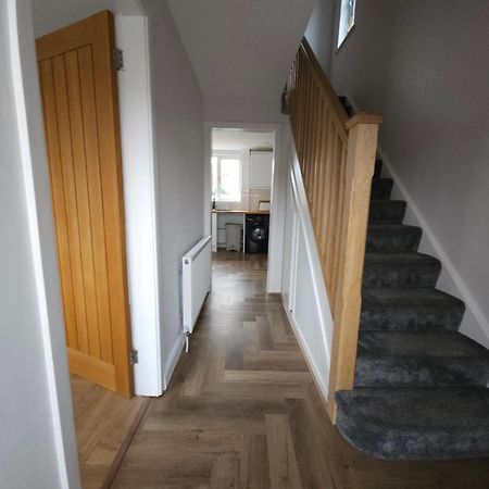 Modern 3 Bedroom Property With Free Driveway Parking By Shire Stays Шрусбері Екстер'єр фото