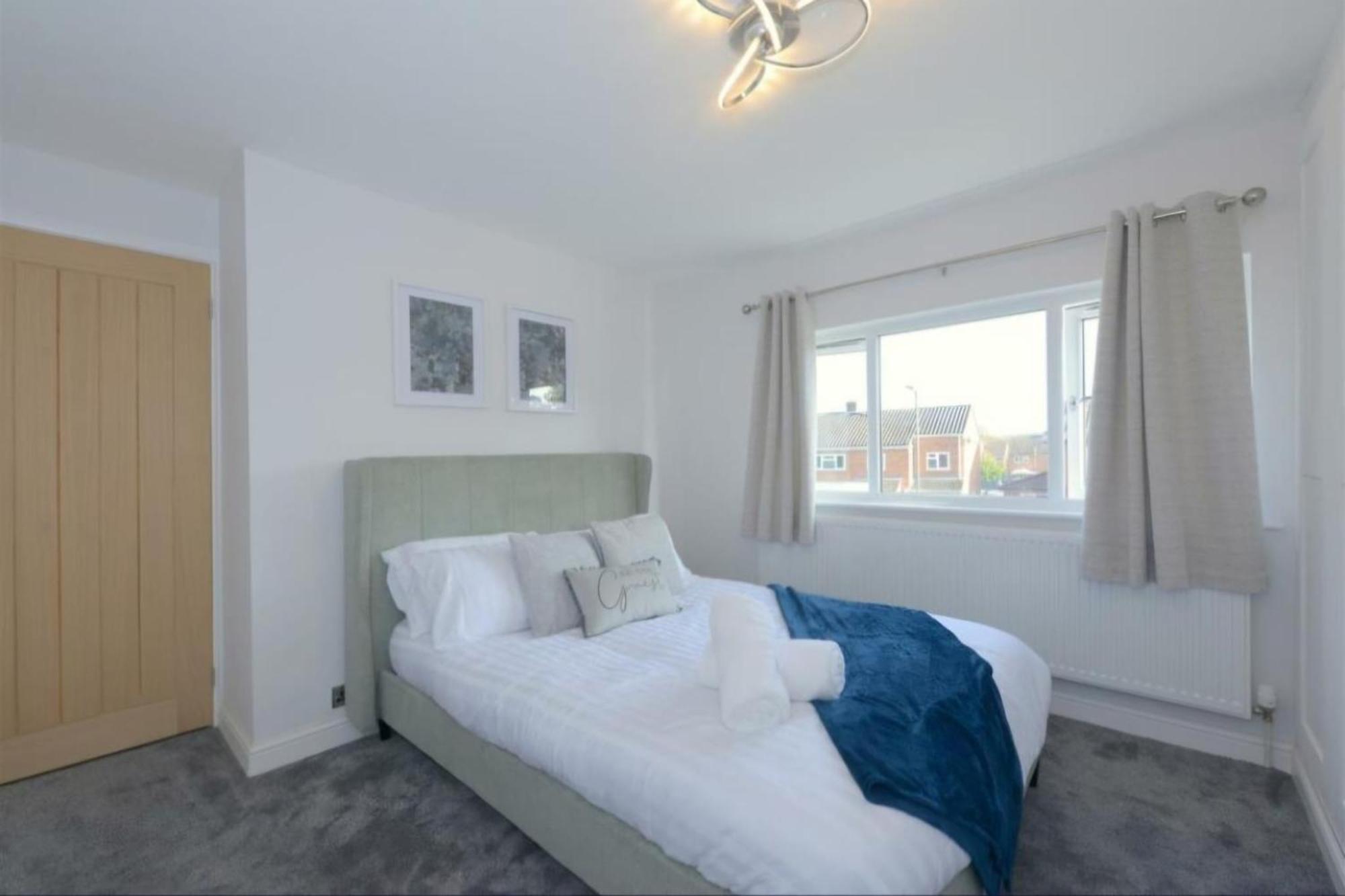 Modern 3 Bedroom Property With Free Driveway Parking By Shire Stays Шрусбері Екстер'єр фото