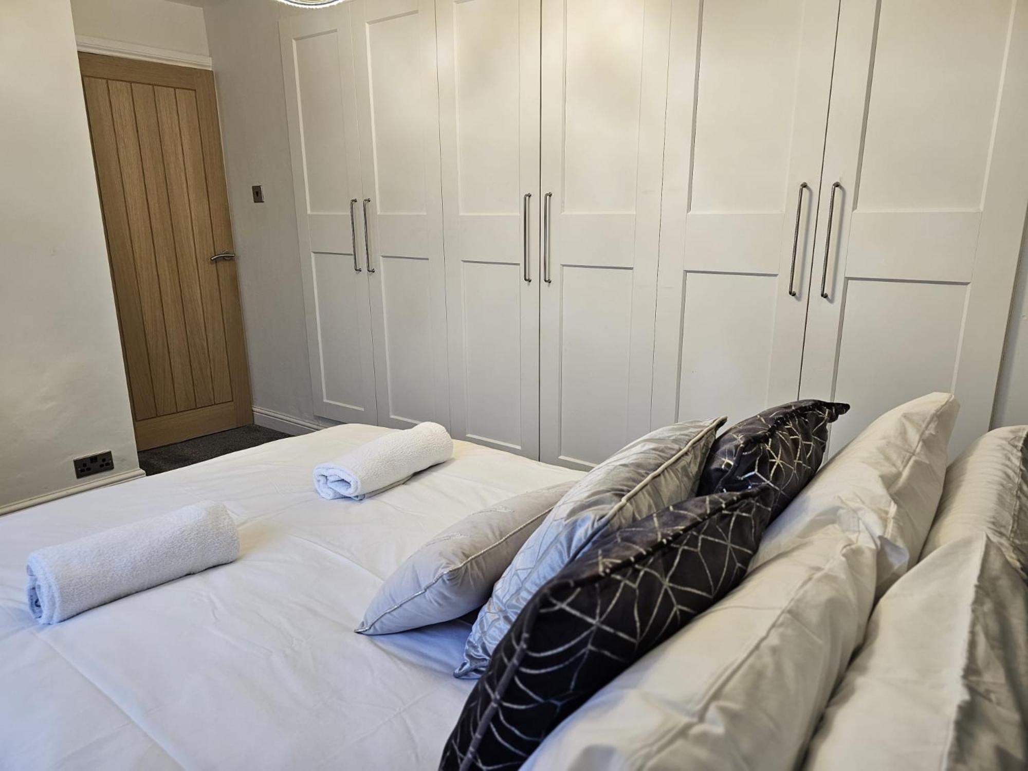 Modern 3 Bedroom Property With Free Driveway Parking By Shire Stays Шрусбері Екстер'єр фото