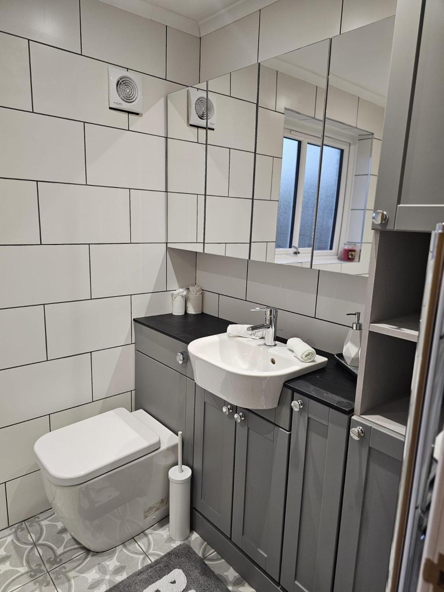 Modern 3 Bedroom Property With Free Driveway Parking By Shire Stays Шрусбері Екстер'єр фото