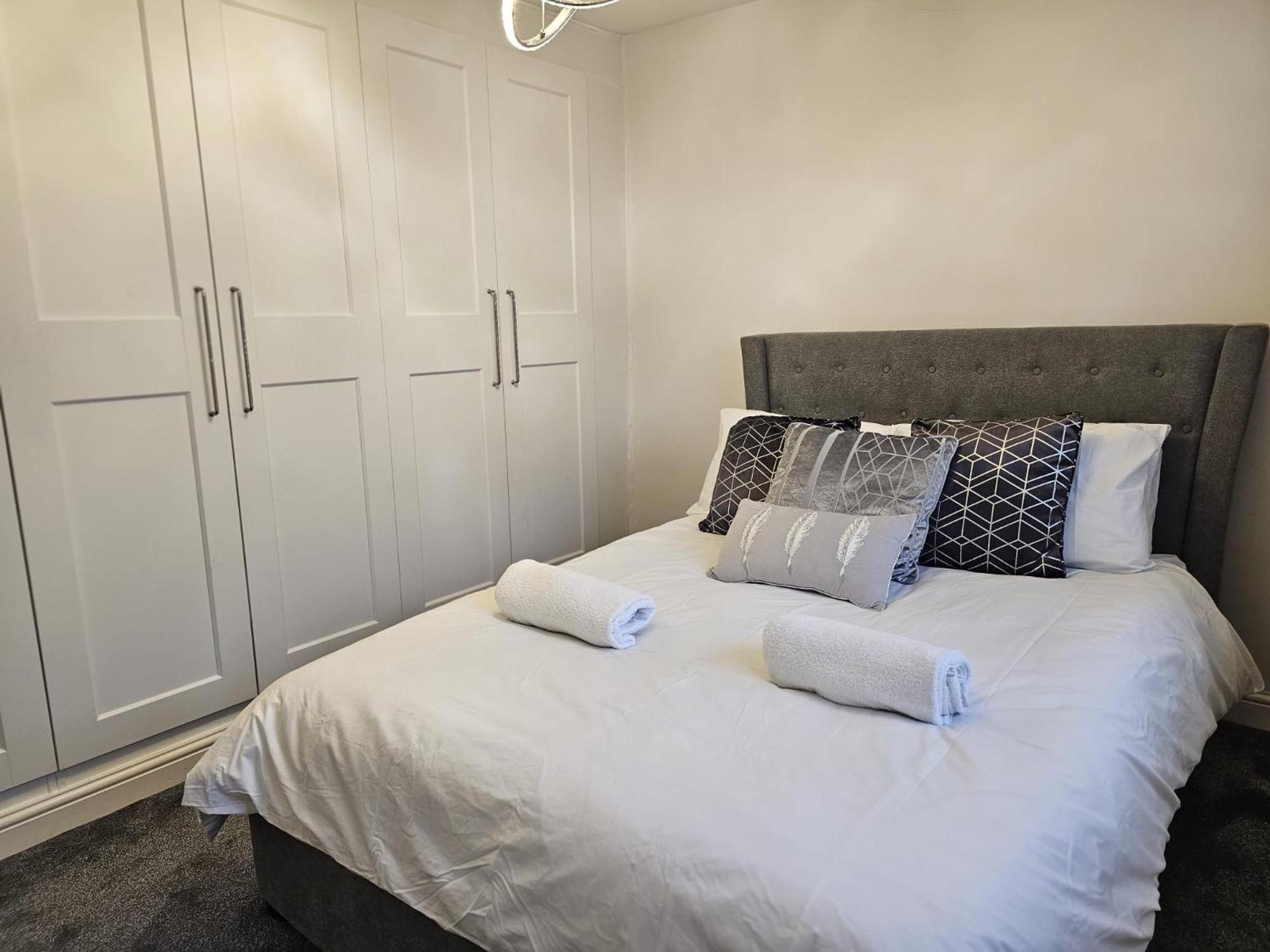 Modern 3 Bedroom Property With Free Driveway Parking By Shire Stays Шрусбері Екстер'єр фото