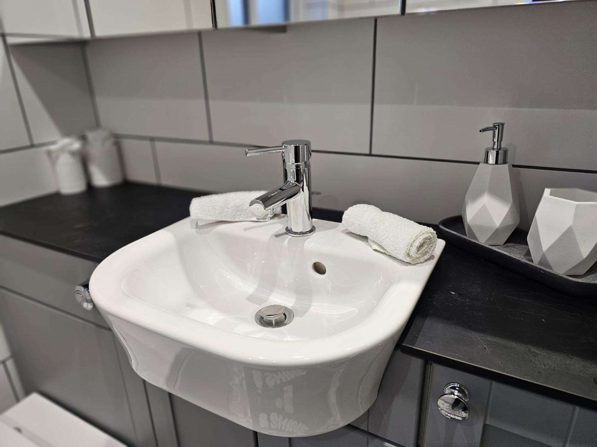 Modern 3 Bedroom Property With Free Driveway Parking By Shire Stays Шрусбері Екстер'єр фото