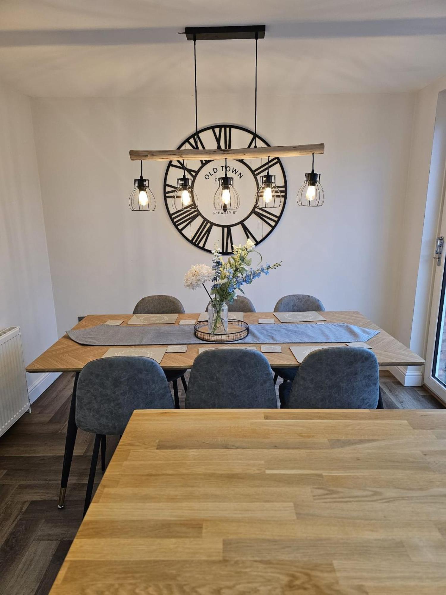 Modern 3 Bedroom Property With Free Driveway Parking By Shire Stays Шрусбері Екстер'єр фото