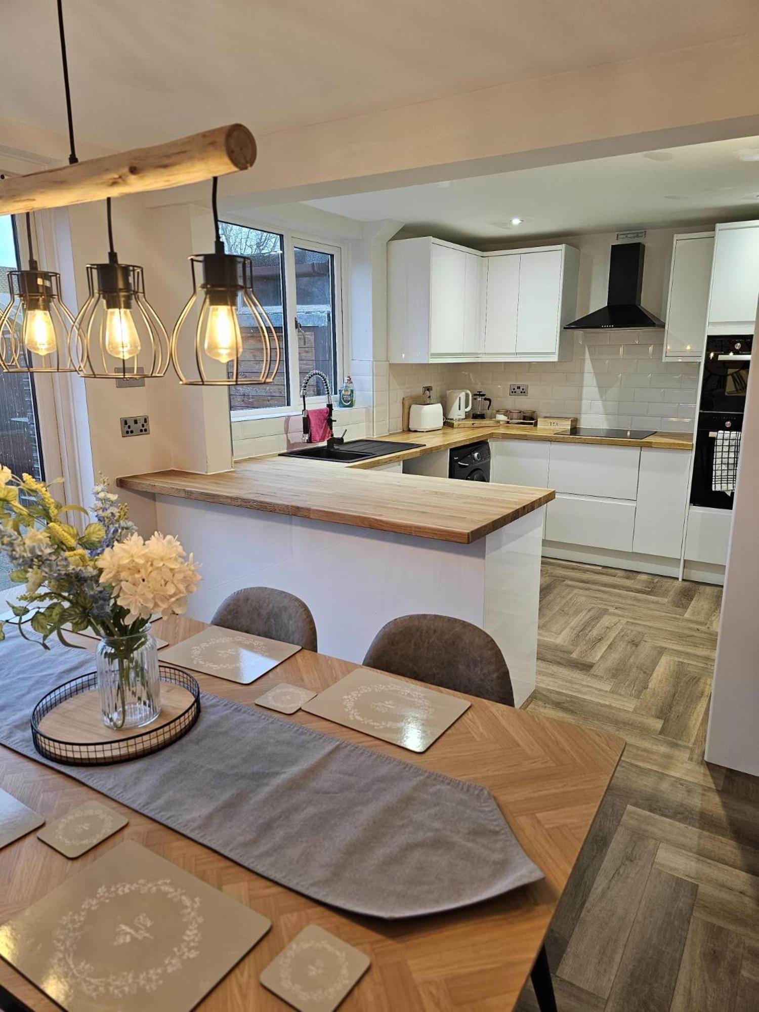 Modern 3 Bedroom Property With Free Driveway Parking By Shire Stays Шрусбері Екстер'єр фото